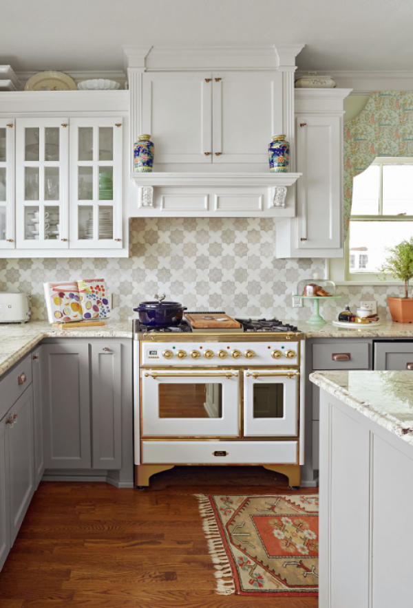 Dapur dengan backsplash keramik bergambar motif klasik